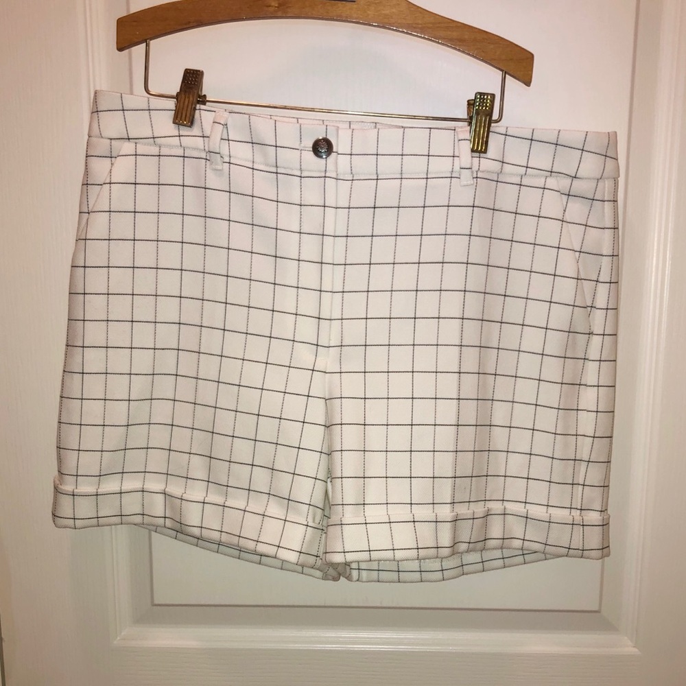 White House Black Market 5-Inch Short